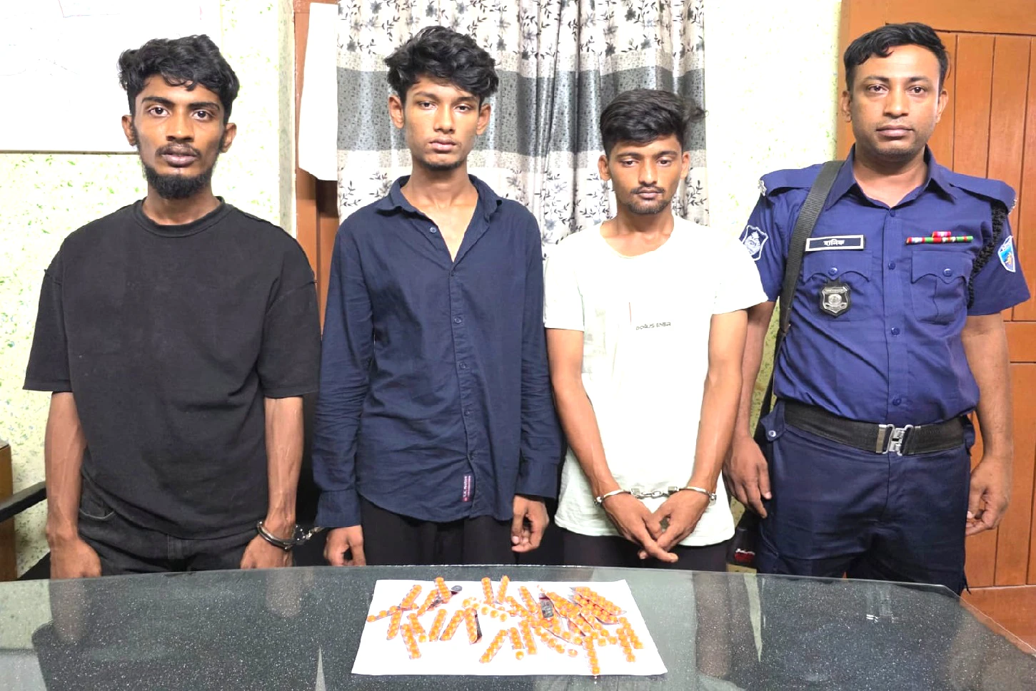 কুমিল্লা ঈদগাহর মেইন গেইটের সামনে থেকে ২০০ পিস ট্যাপেন্টাডল ট্যাবলেট সহ তিন মাদক কারবারি গ্রেপ্তার